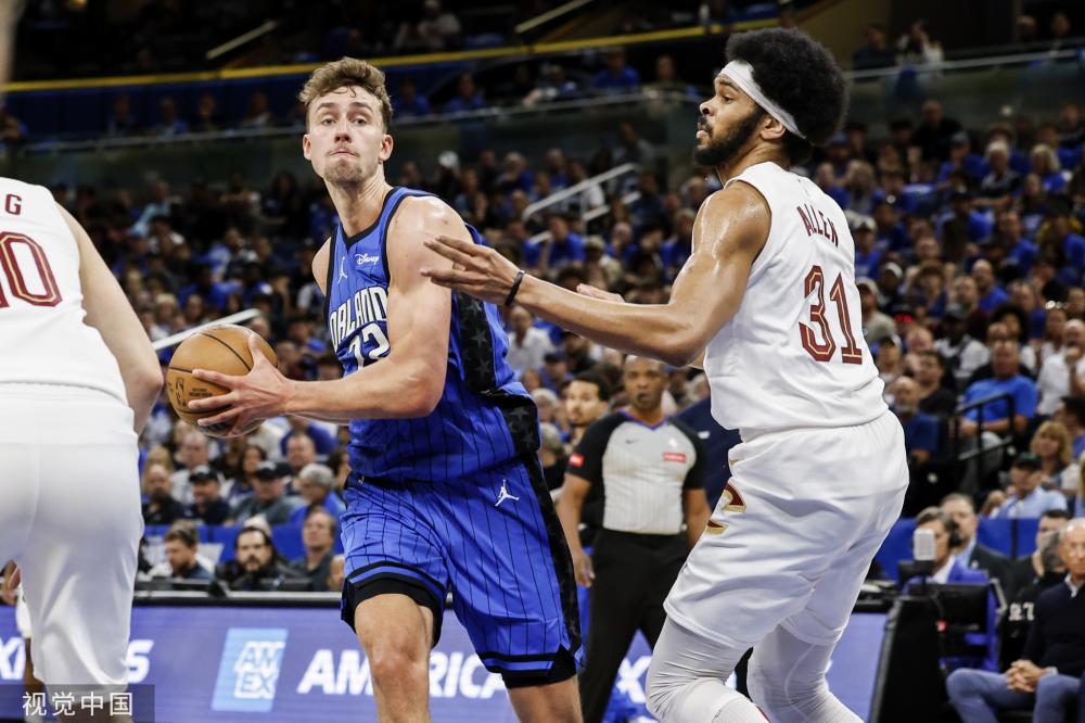 蒂在赛后接 蒂在赛后接