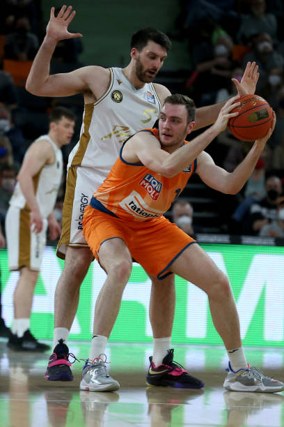 一直稳定地 一直稳定地